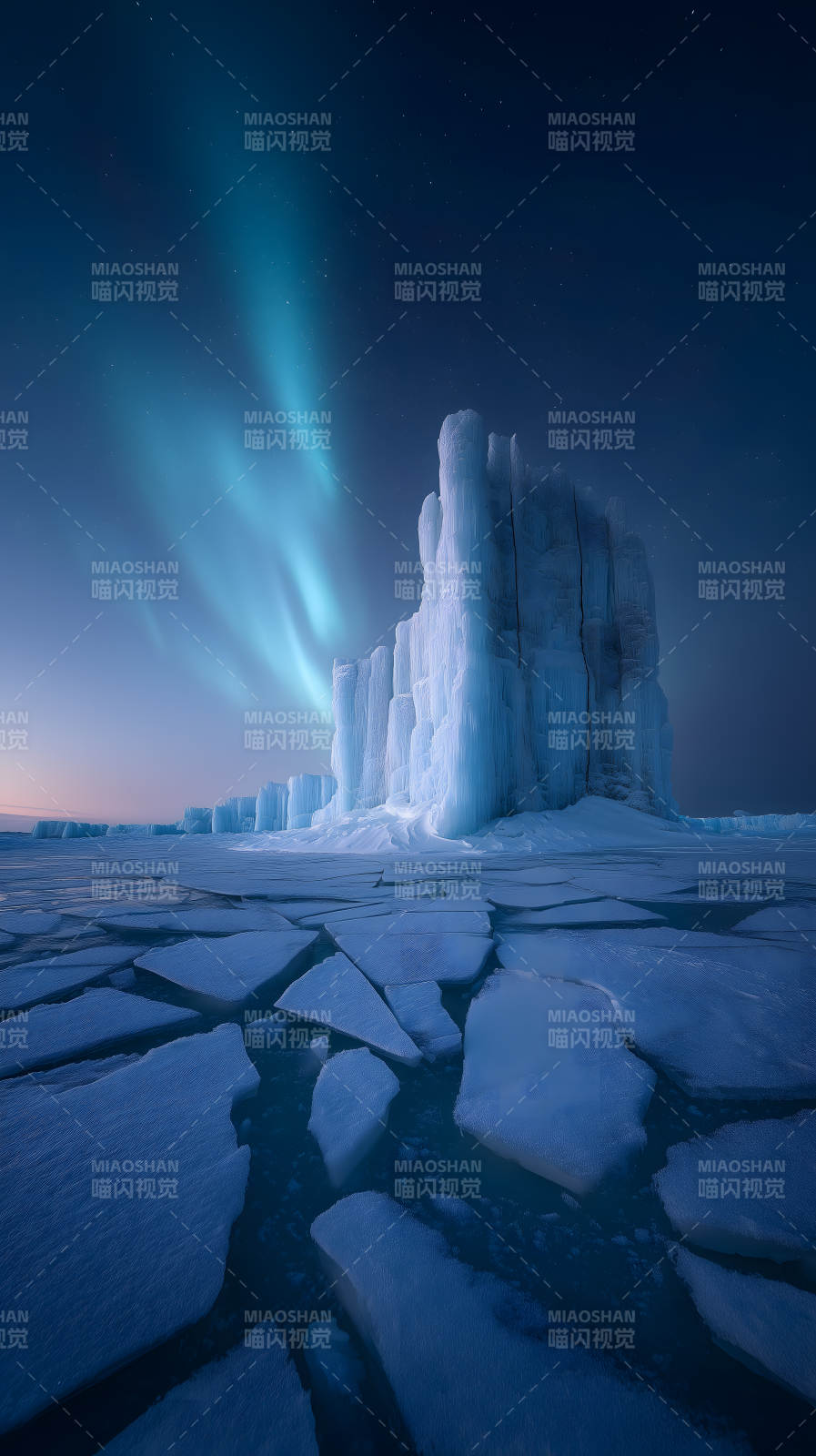 极光下的冰墙与冰面景观图片