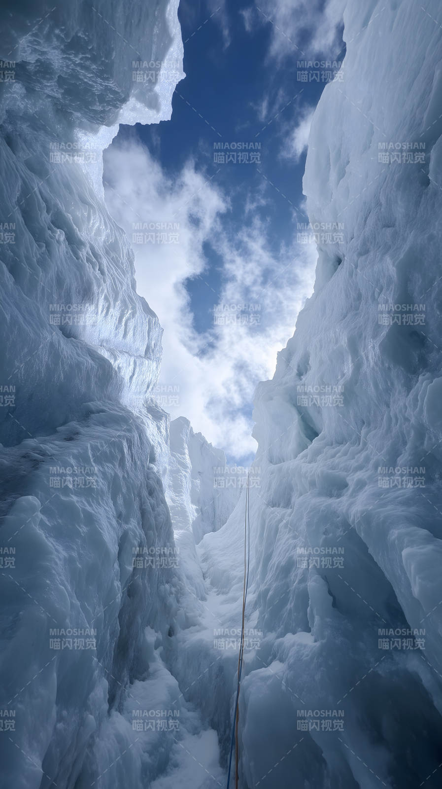 冰川峡谷仰视天空缆绳图片