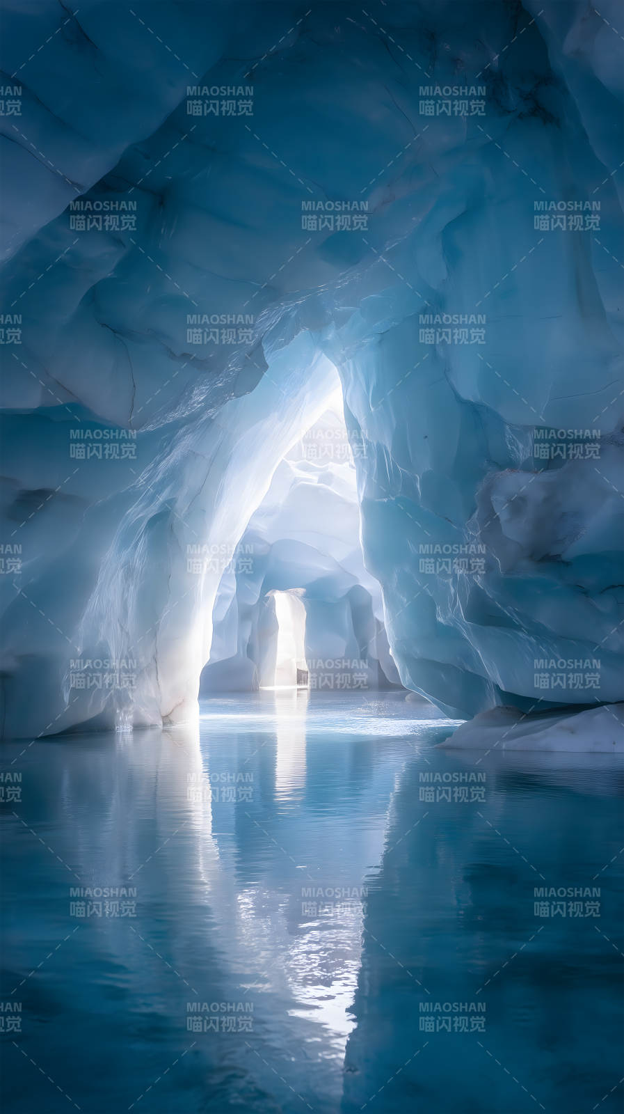 冰洞奇景倒影水中光影交错图片