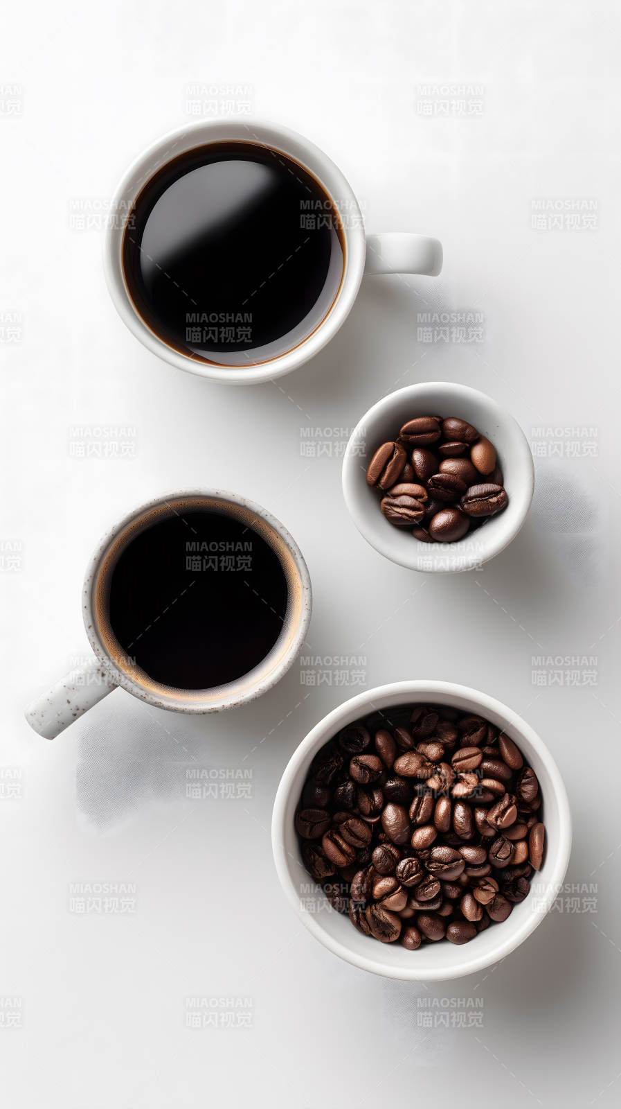 咖啡豆和咖啡杯特写图片