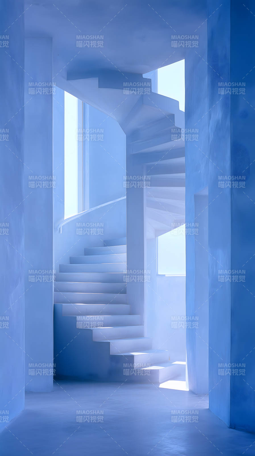 蓝色建筑里的螺旋楼梯图片
