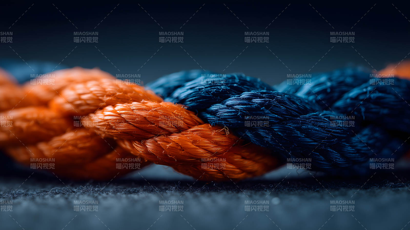 橙蓝绳索的紧密交织图片