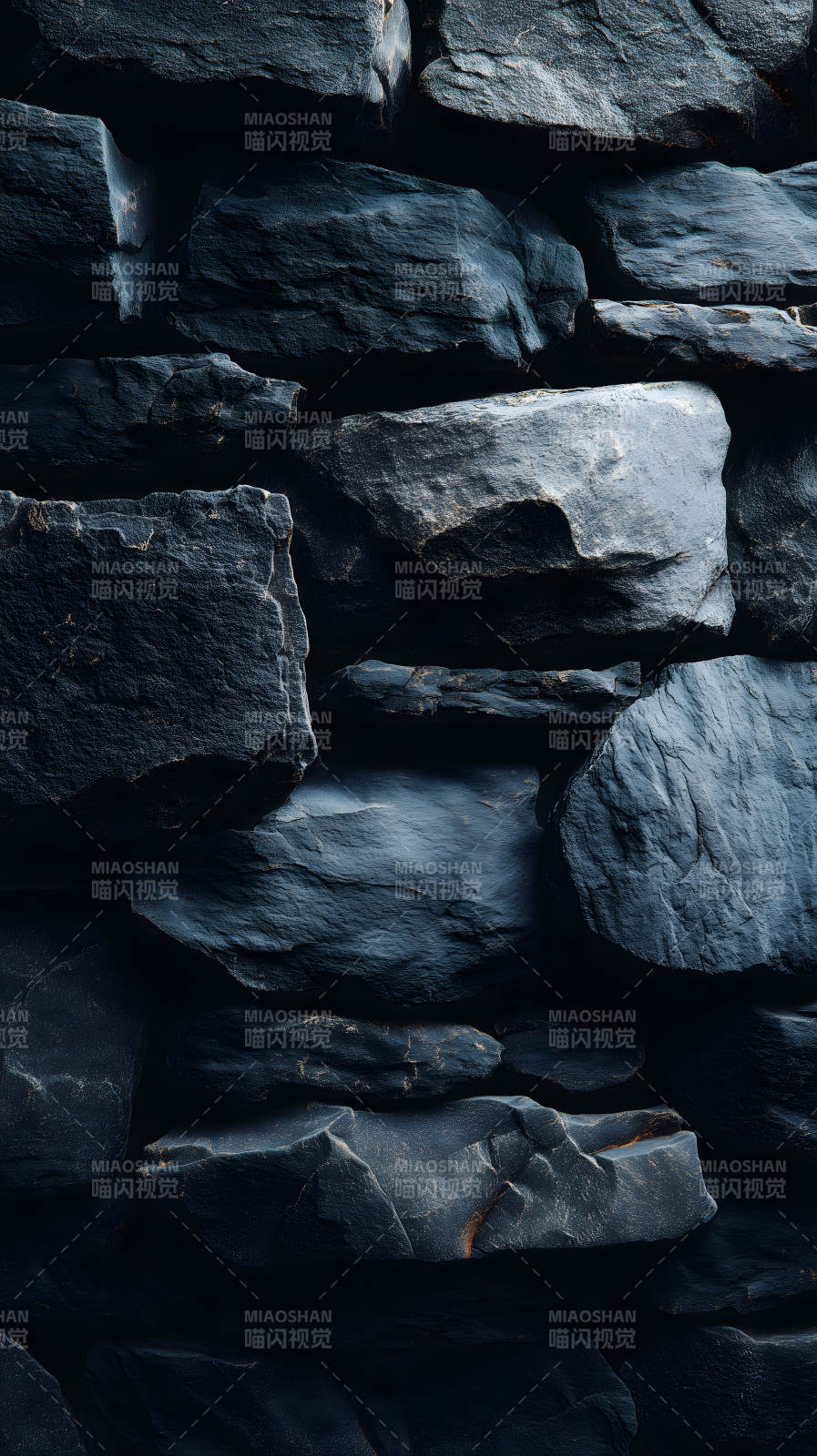 深邃的黑色石墙纹理图片