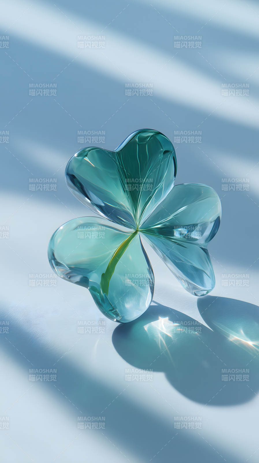 晶莹剔透的幸运四叶草图片