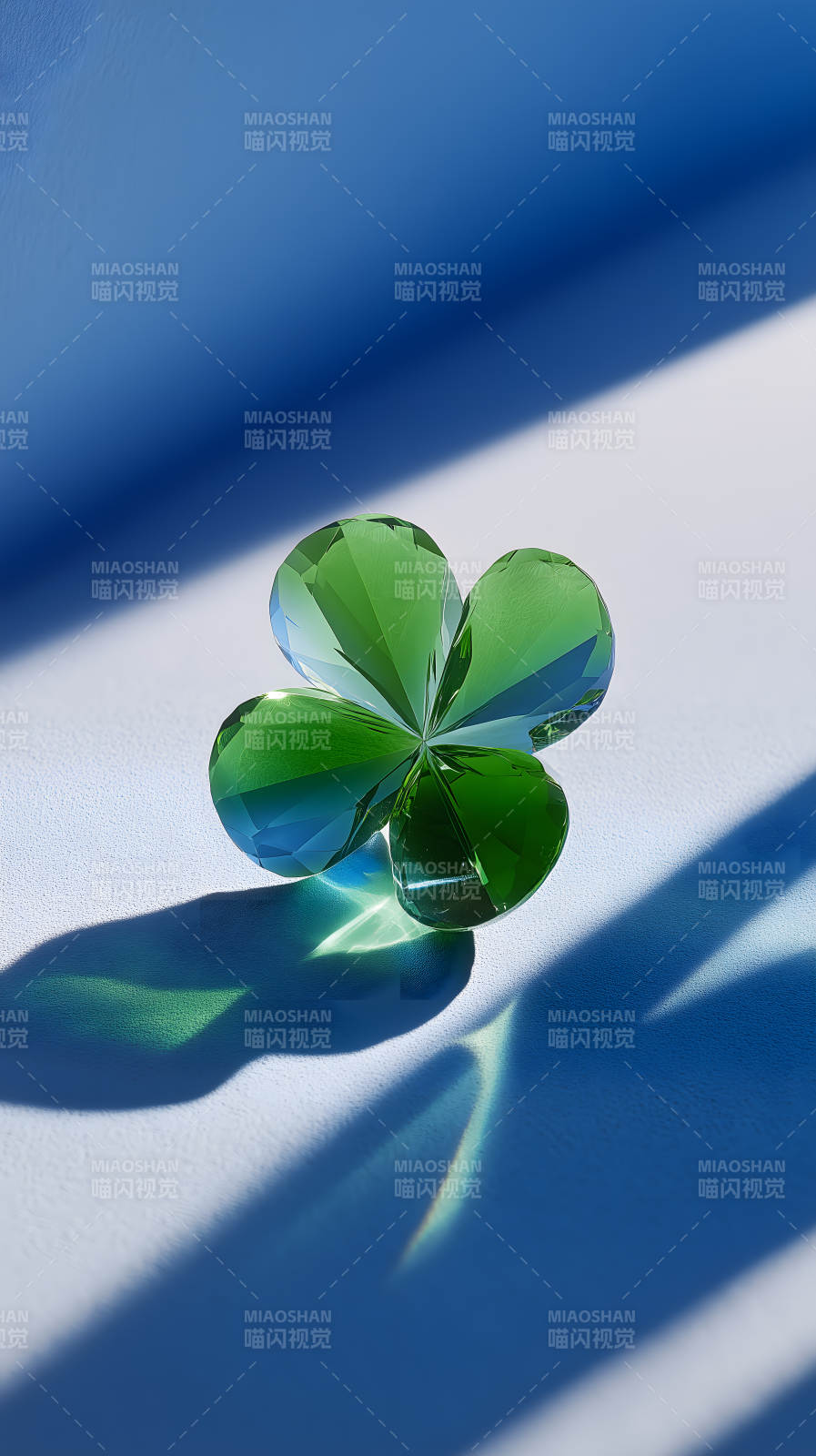 晶莹剔透的四叶草图片