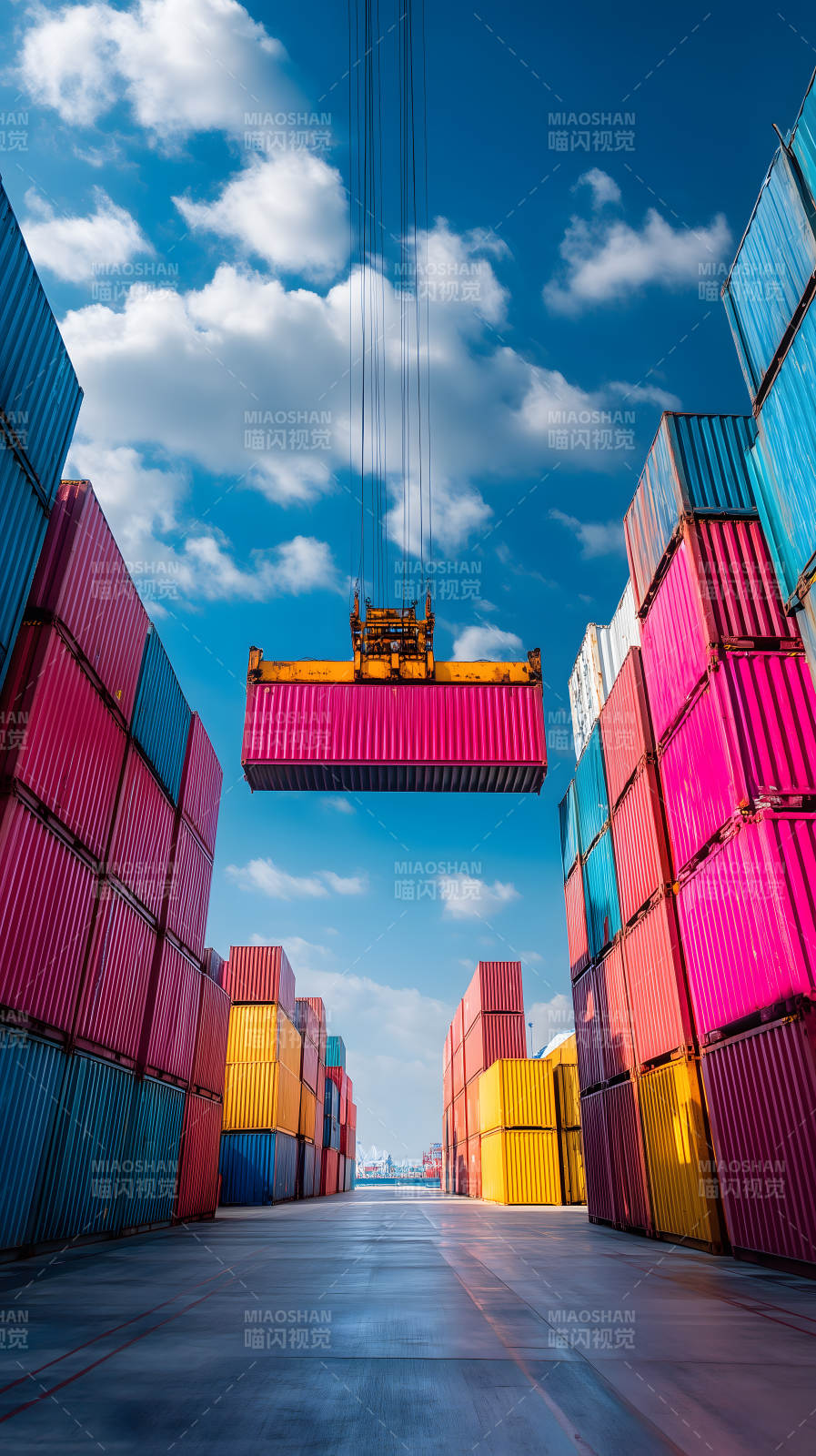 集装箱码头吊装作业图片