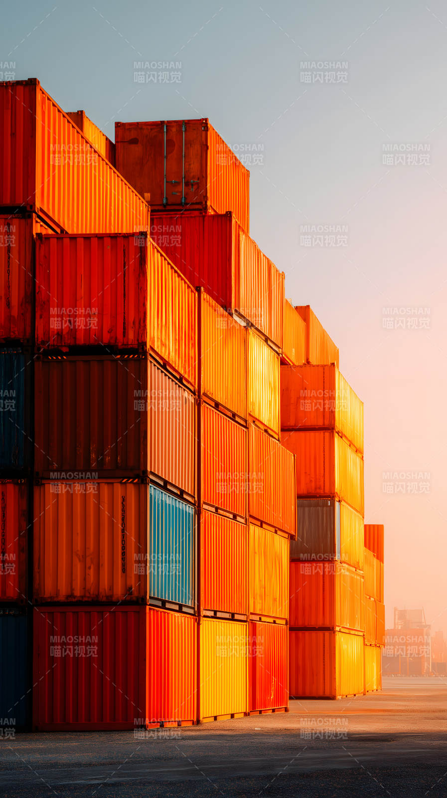日落下的集装箱码头图片