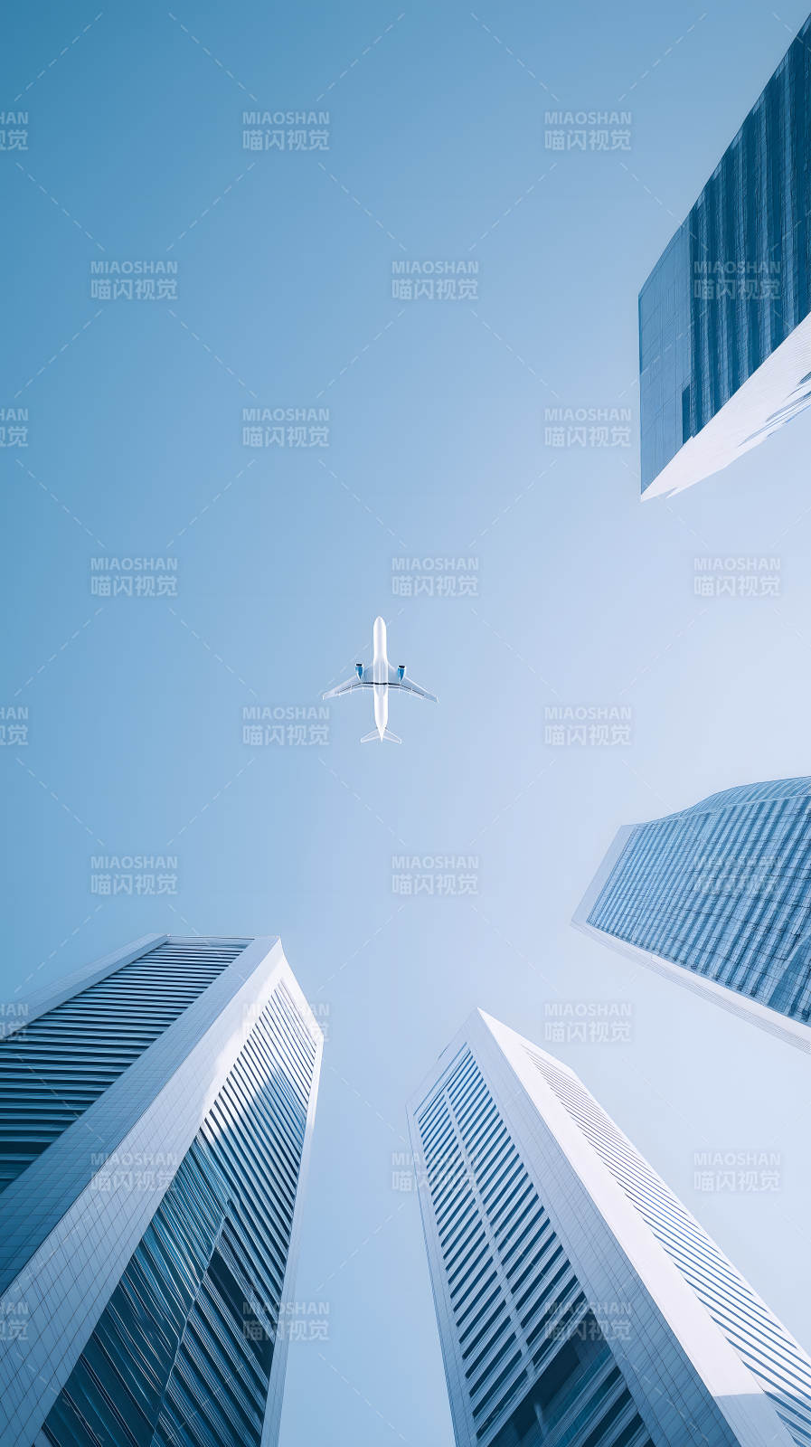 高楼与飞机的蓝天图片