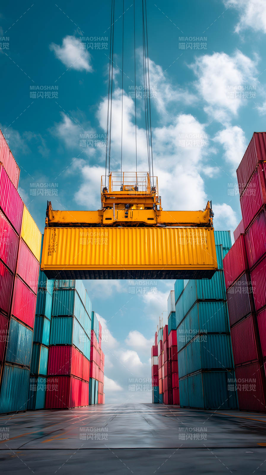 集装箱码头吊运作业图片