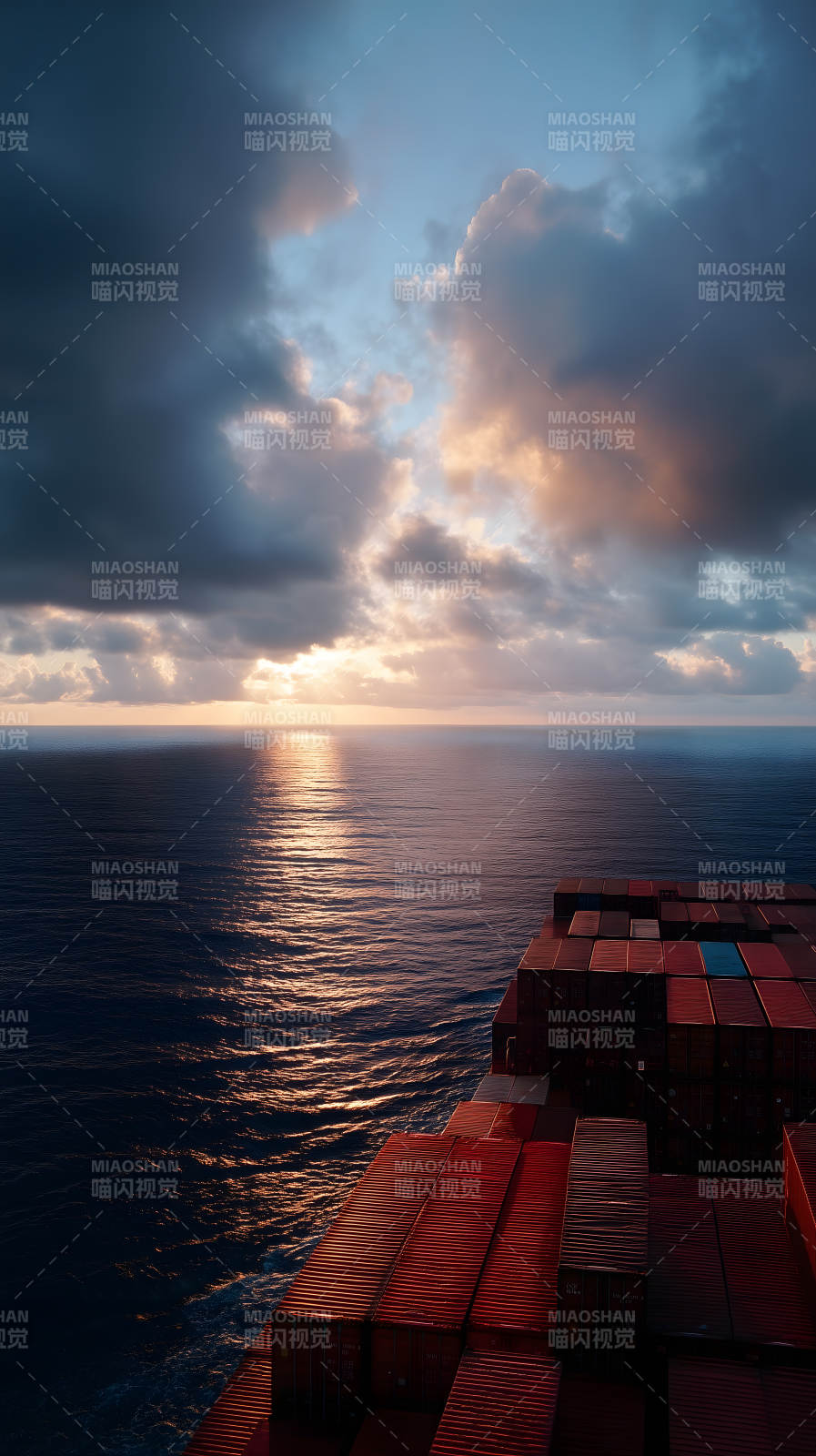 日落时分的货轮航行图片