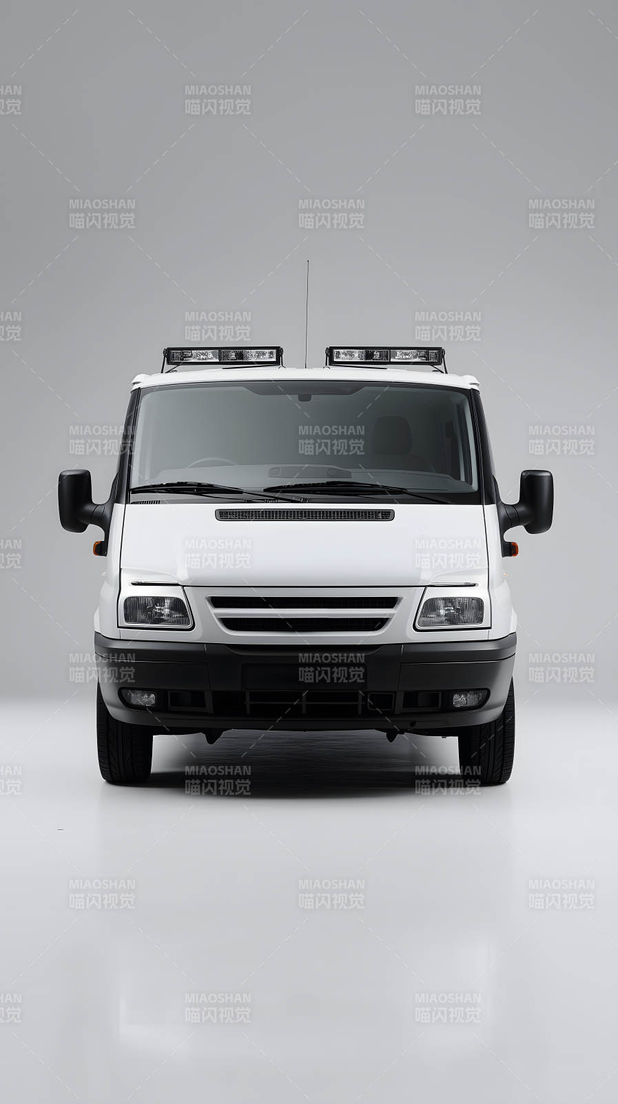 白色厢式货车正面照图片