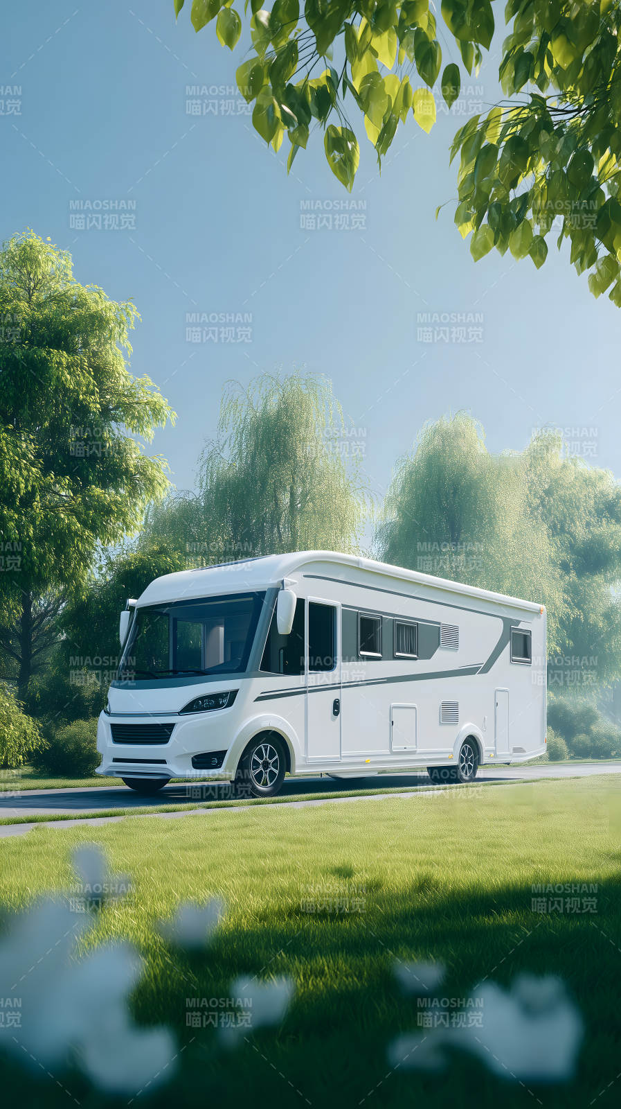 房车在绿树成荫的道路上行驶图片