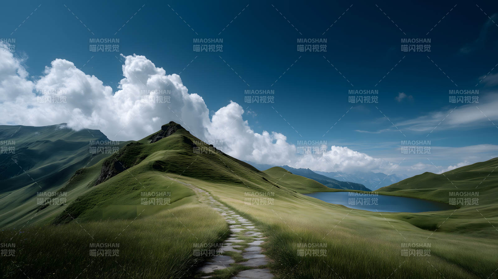 山间小路与碧蓝湖泊图片