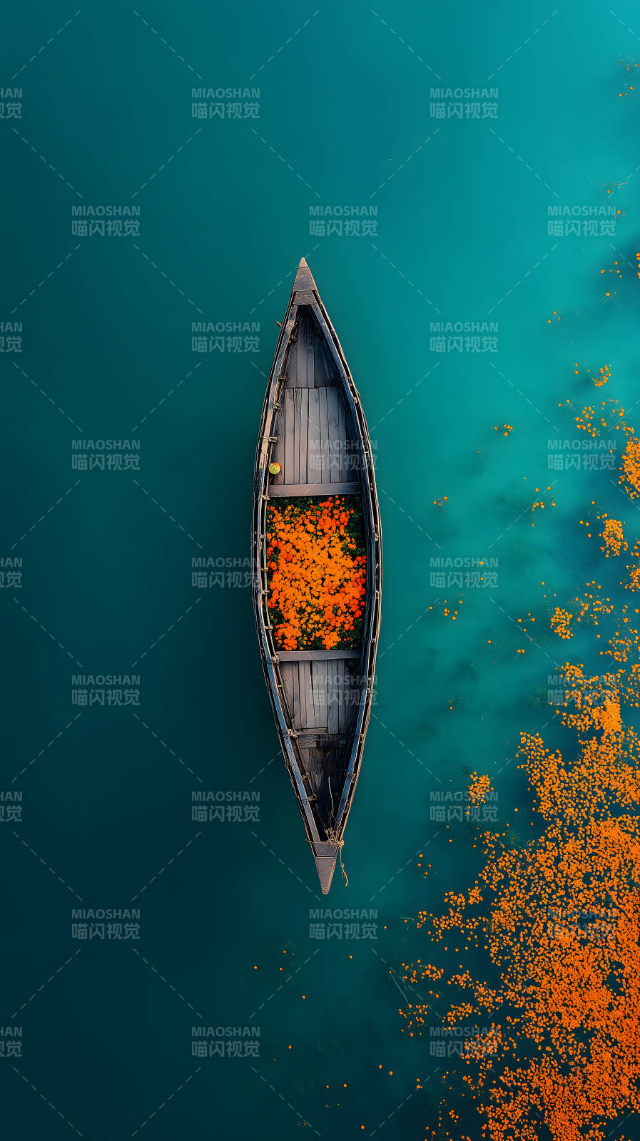 幽静湖面上的花船图片