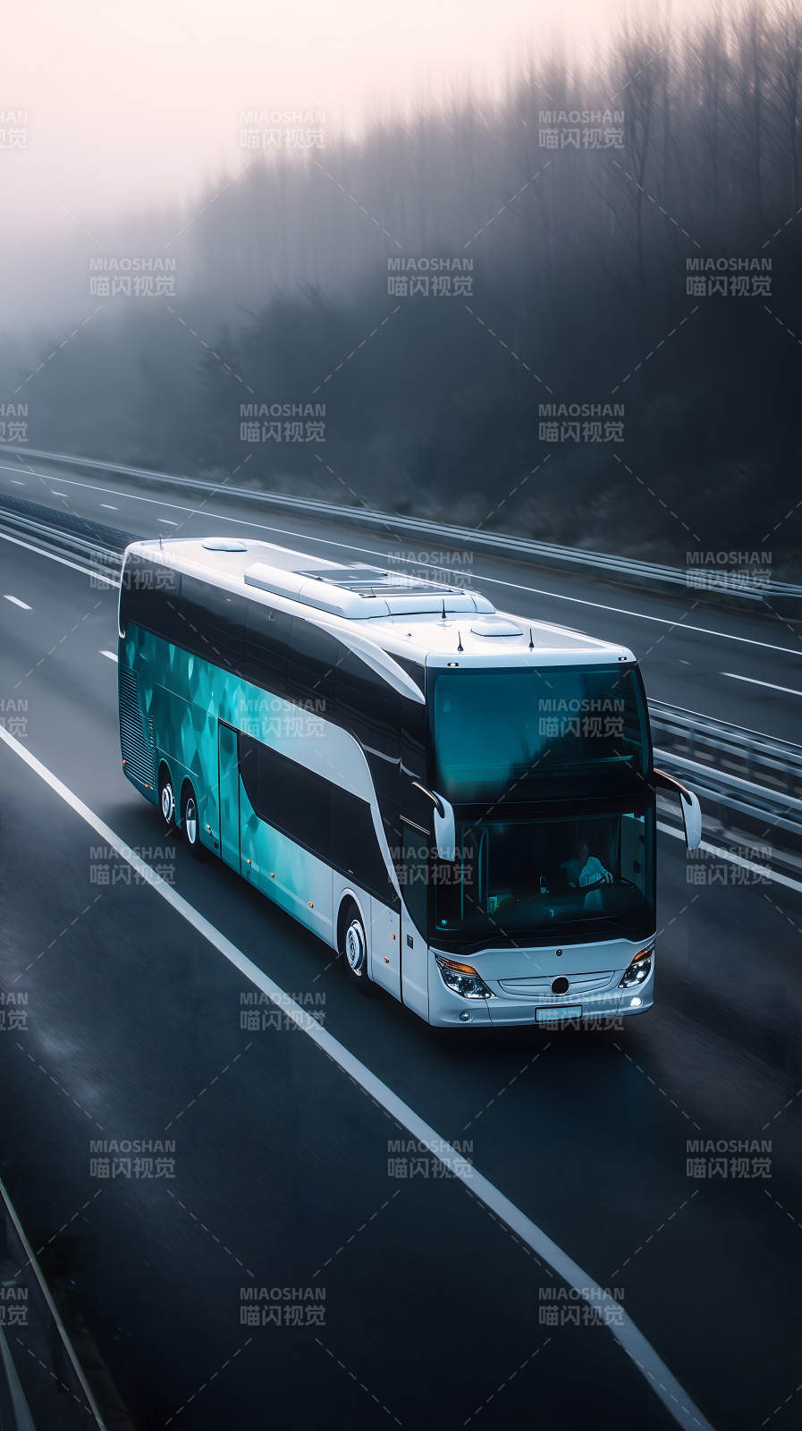 高速公路上行驶的豪华大巴图片