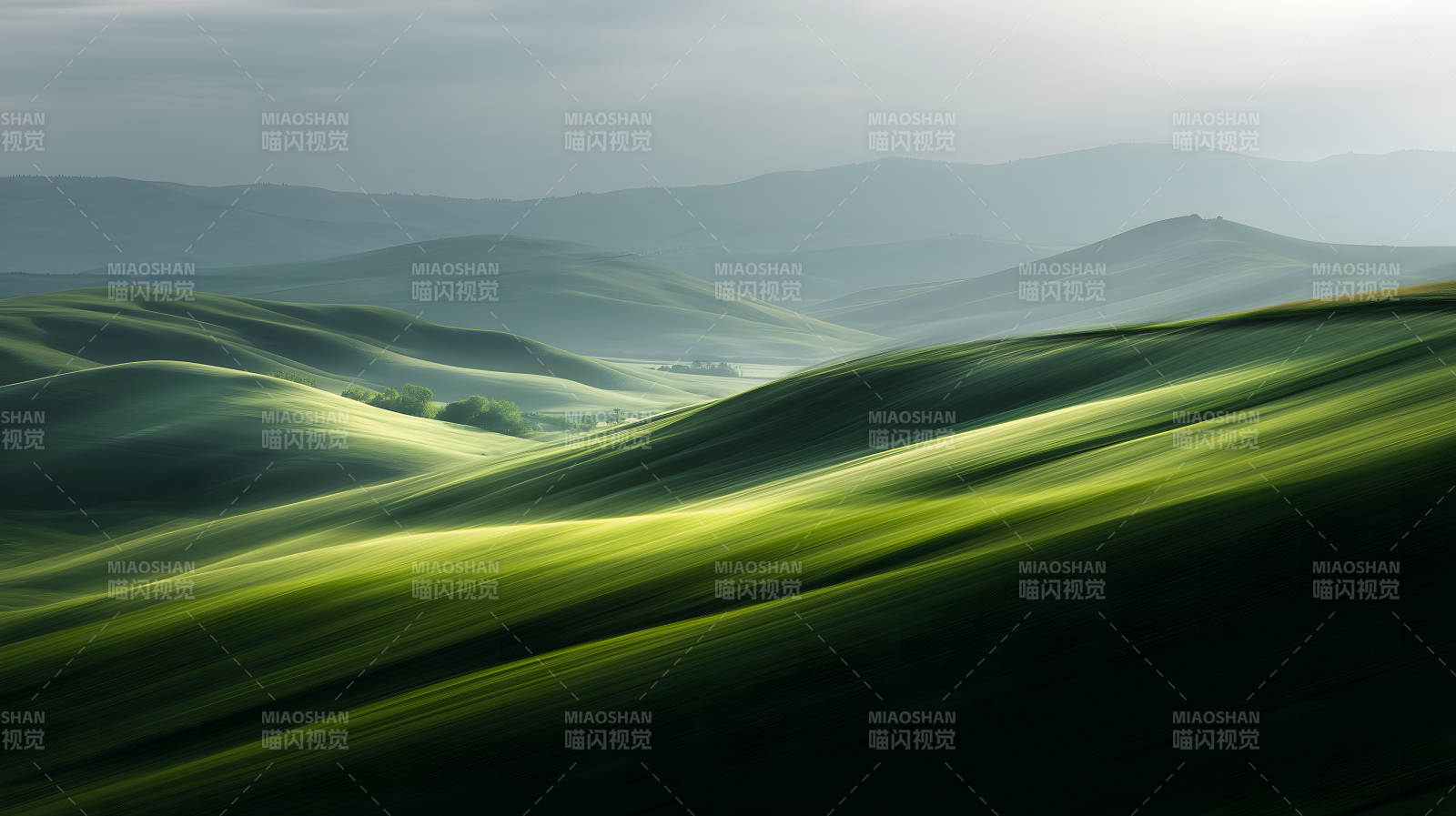 绿色丘陵的梦幻景象图片