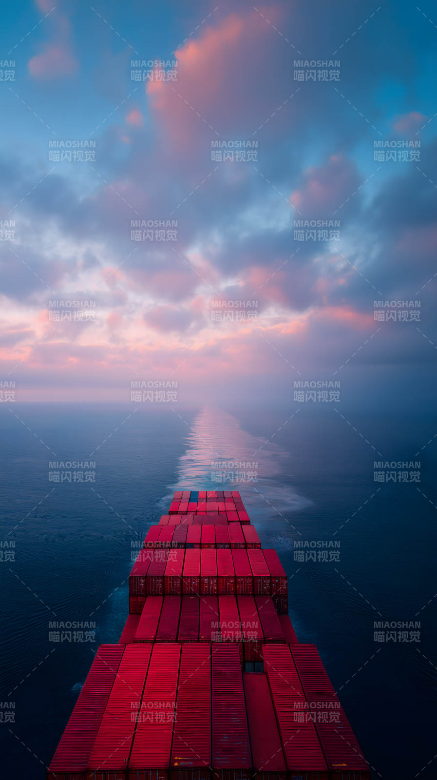 日落时分的货轮航行图片