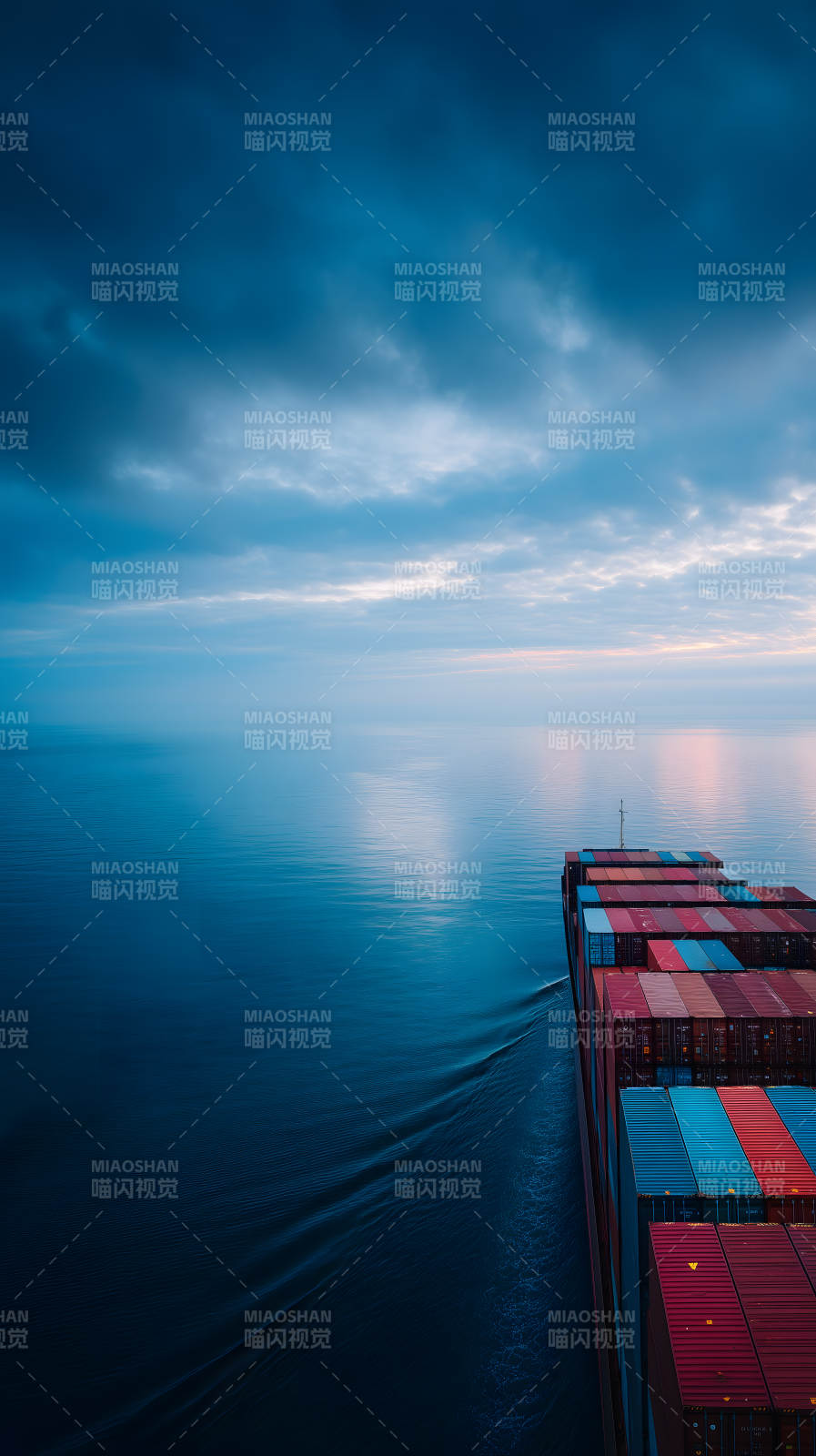 傍晚海面上的集装箱货轮图片