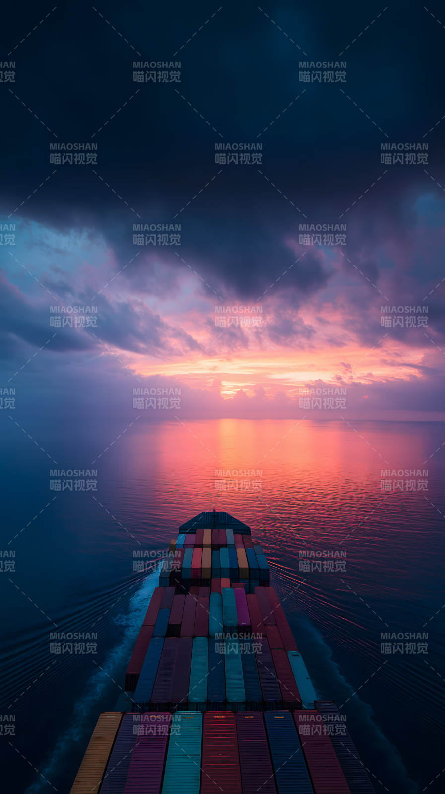 日落时分的货轮航行图片