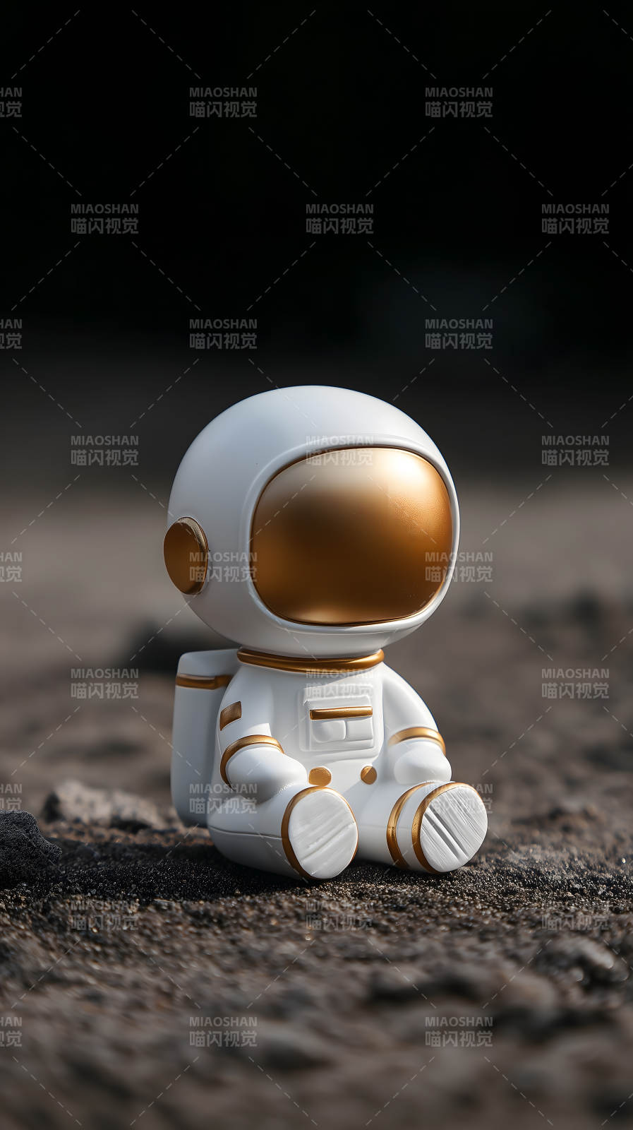 月球上的宇航员玩偶图片