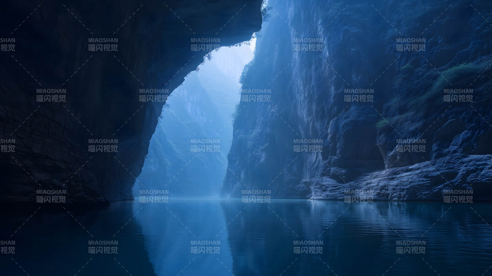 幽静峡谷的深邃之蓝图片