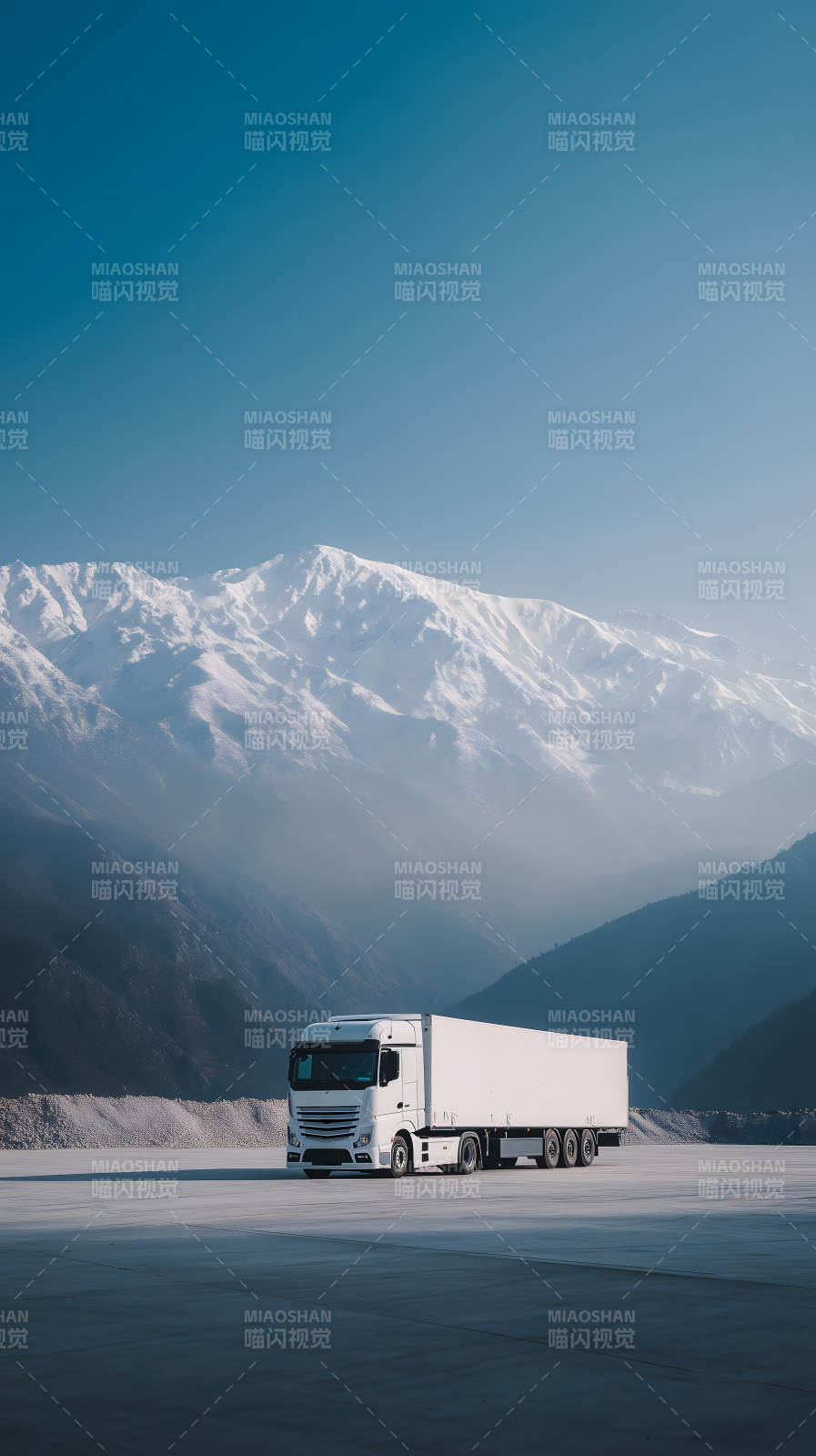 卡车与雪山壮阔景色图片