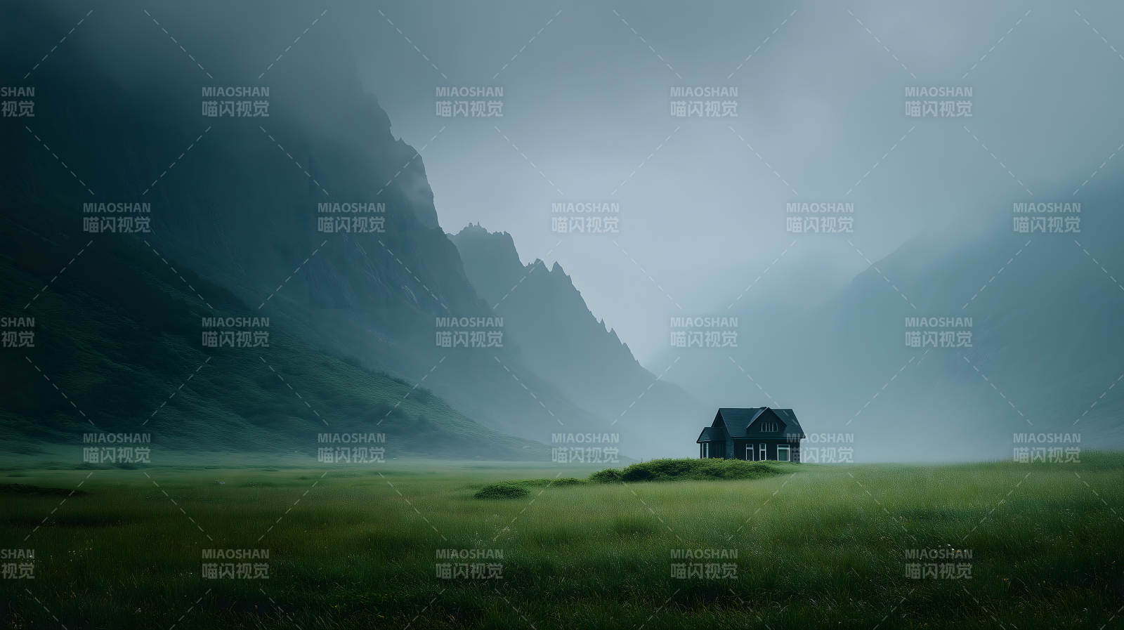 雾霭山谷中的小屋图片