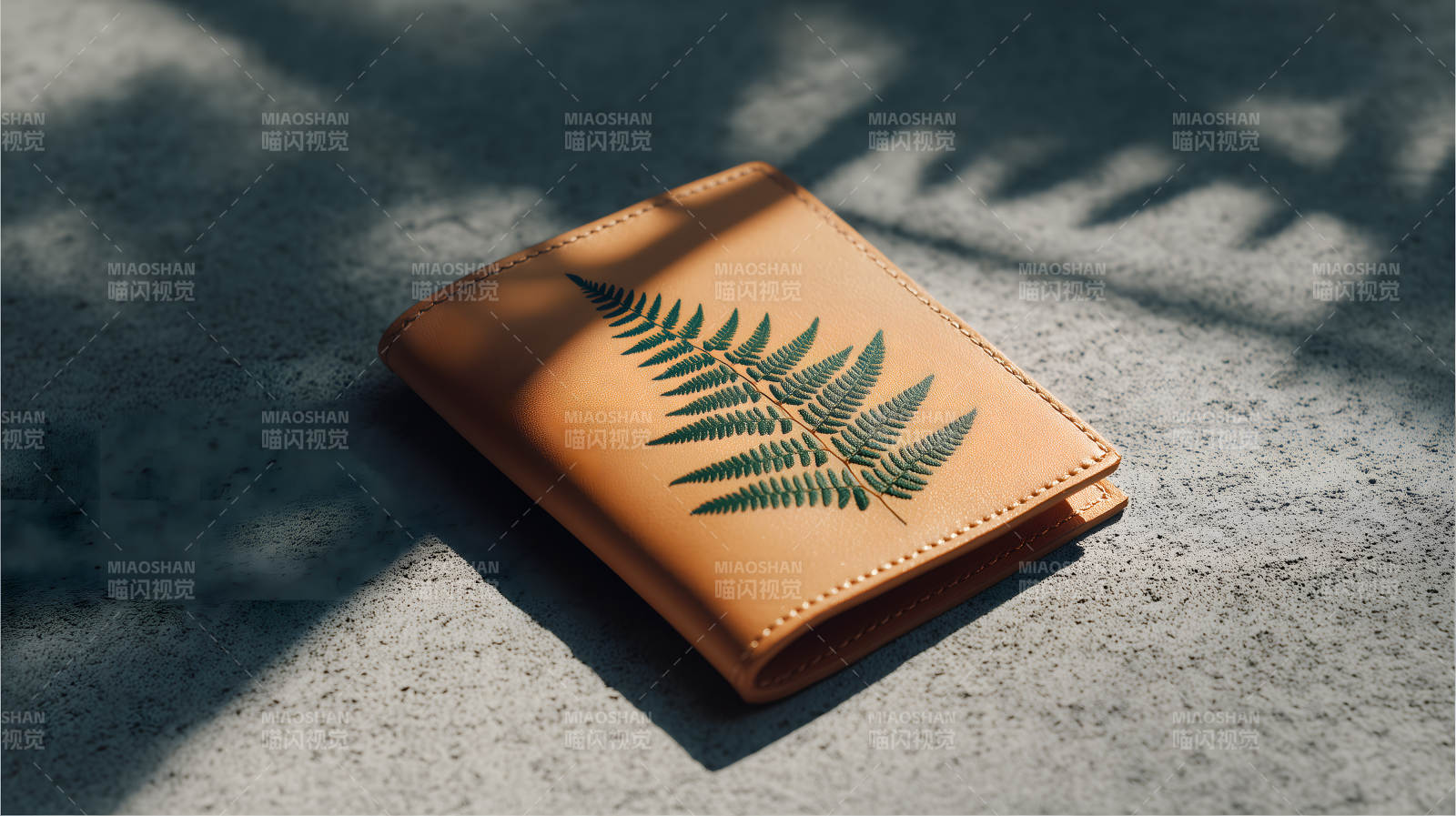 棕色皮革钱包与蕨类图案图片