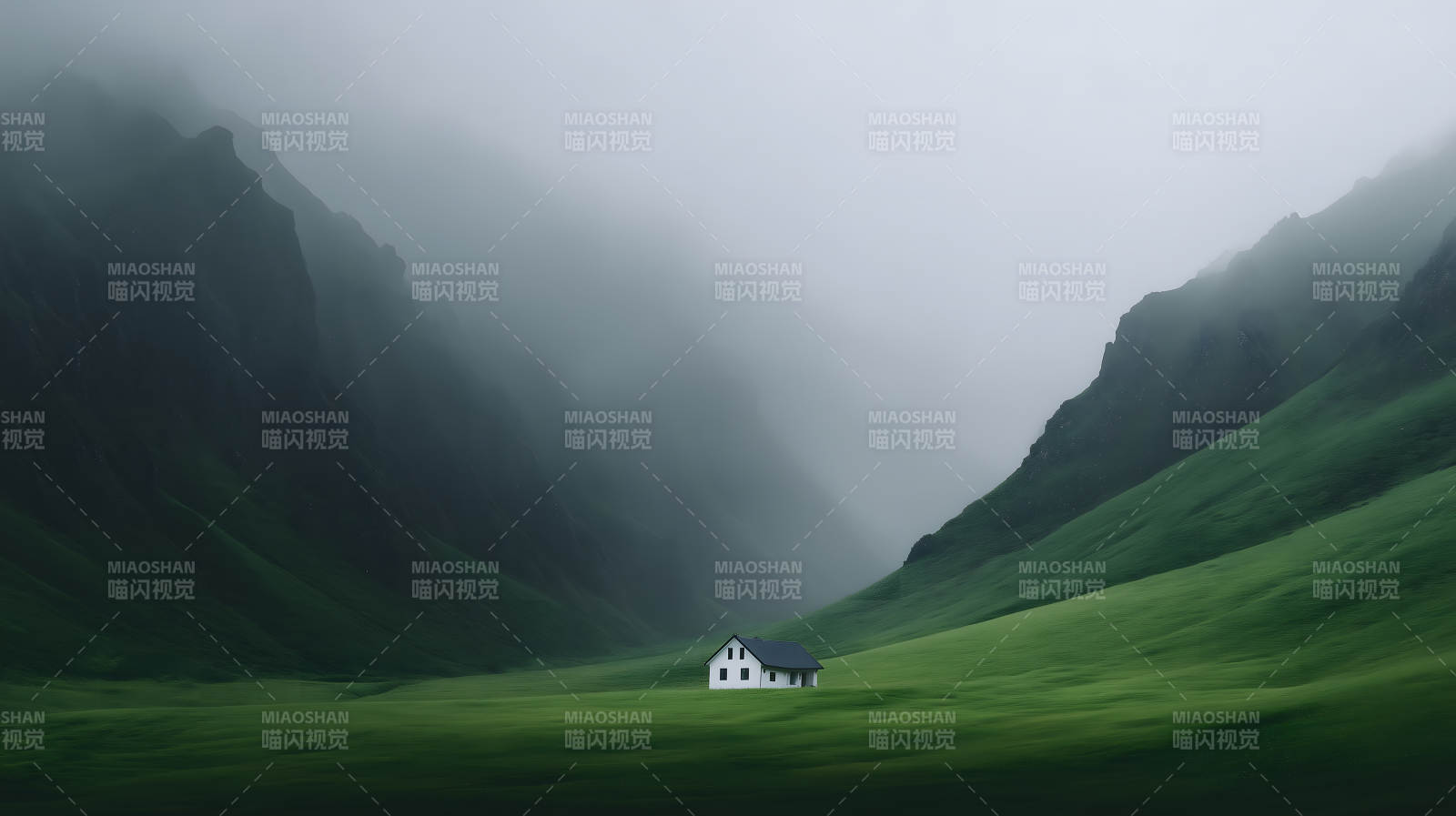 雾锁山谷间的静谧小屋图片