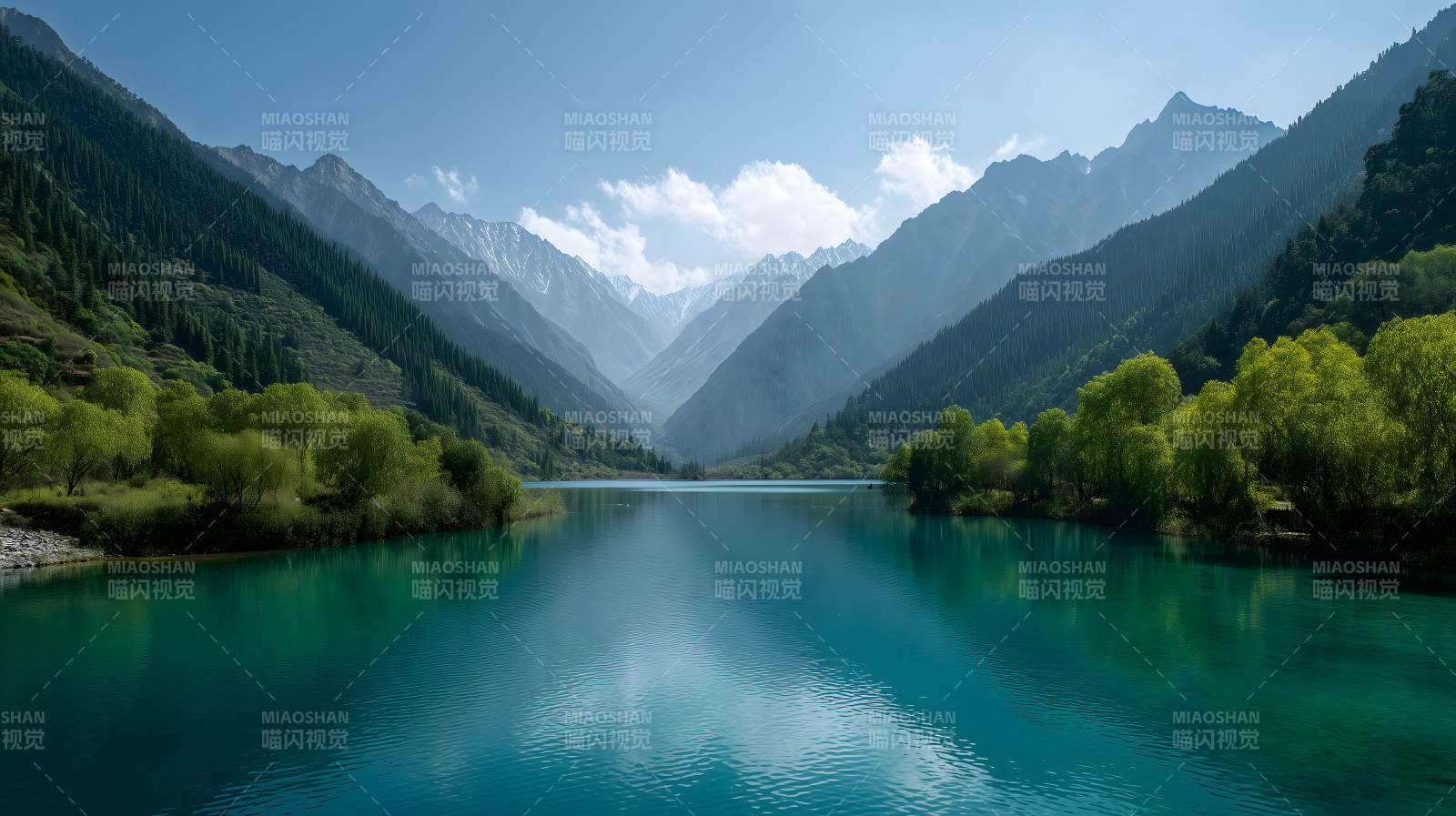 宁静祥和的高山湖泊图片