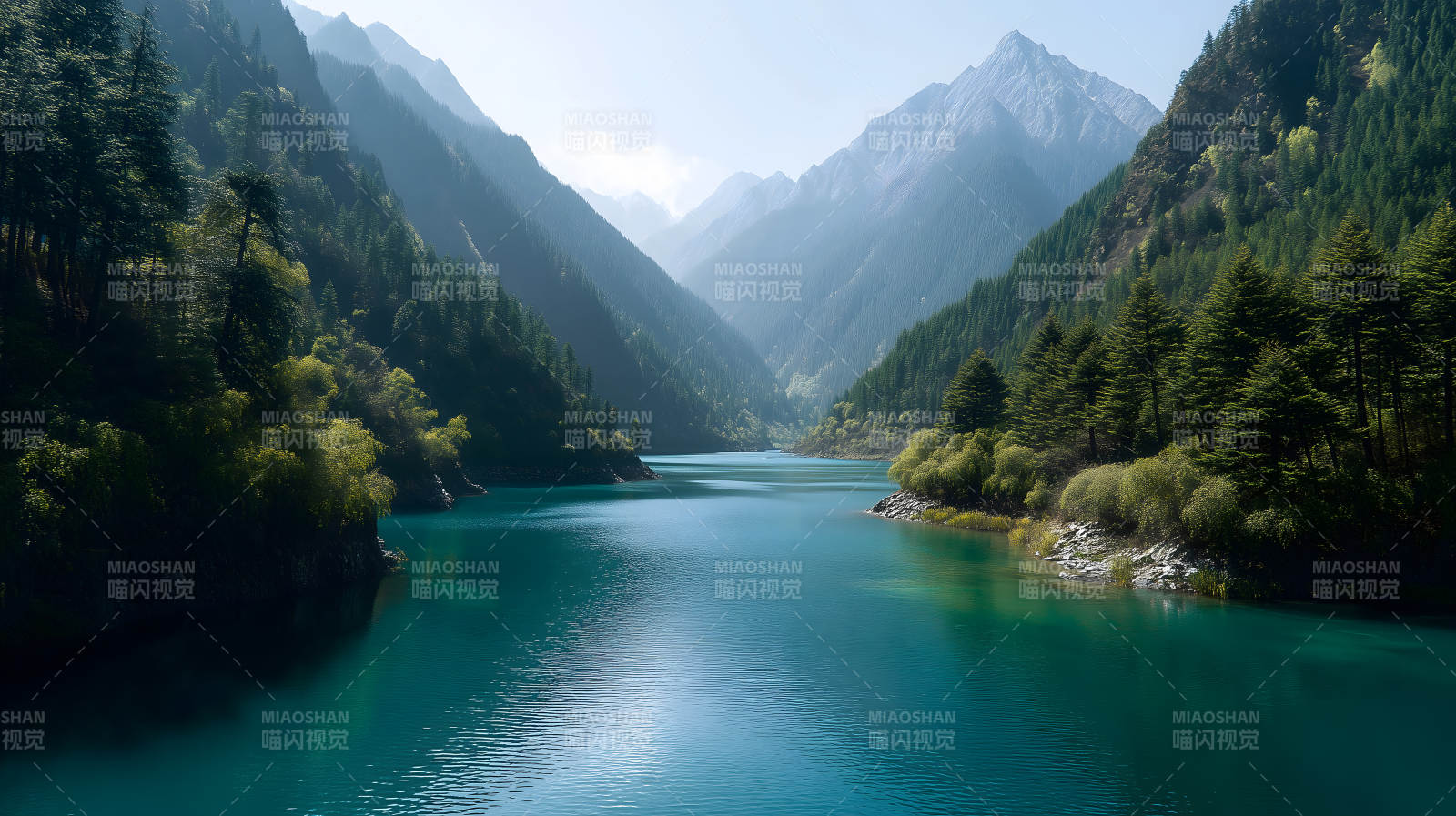 碧绿湖泊与巍峨山峦图片