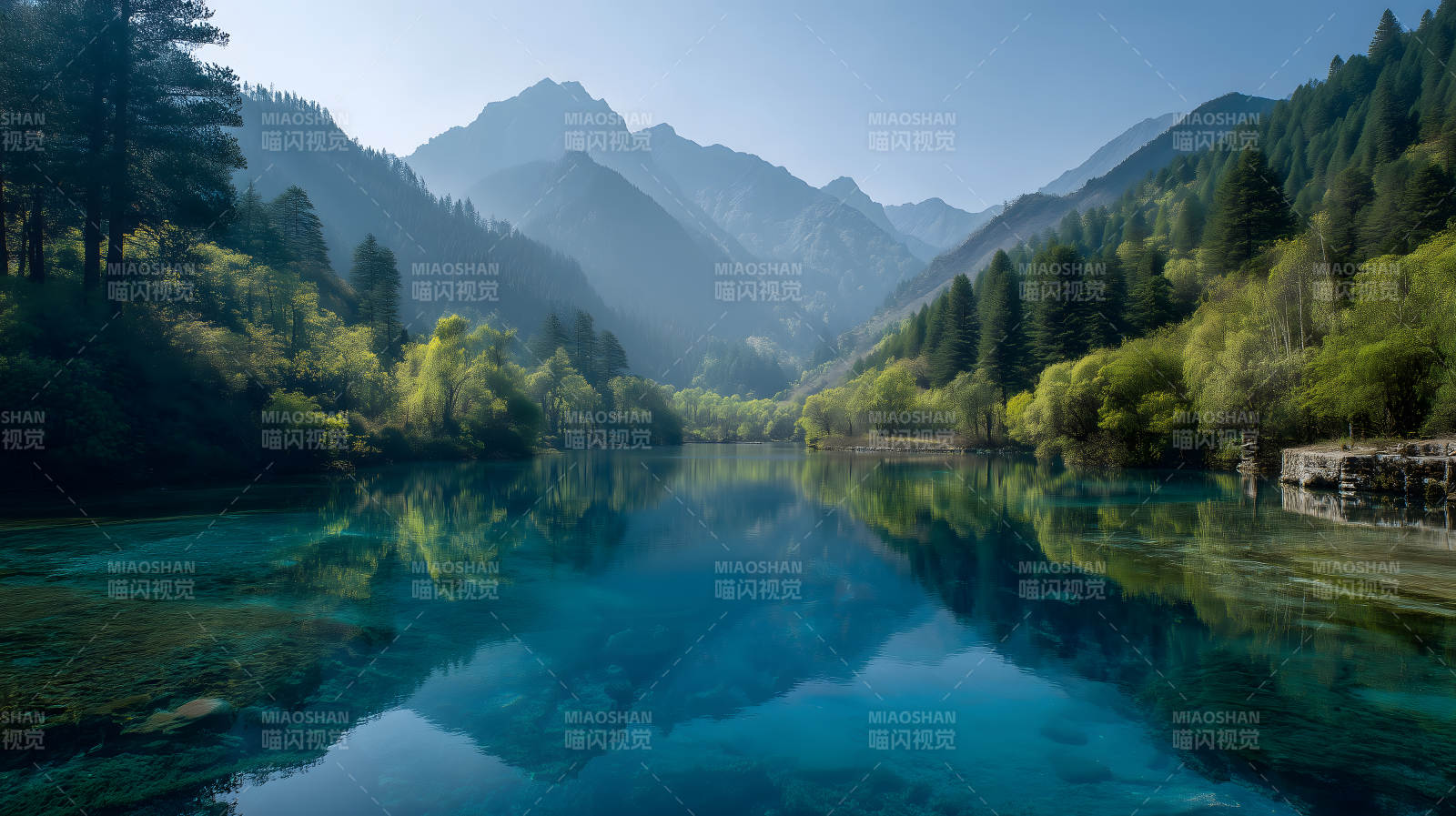 碧水蓝天静谧山谷图片