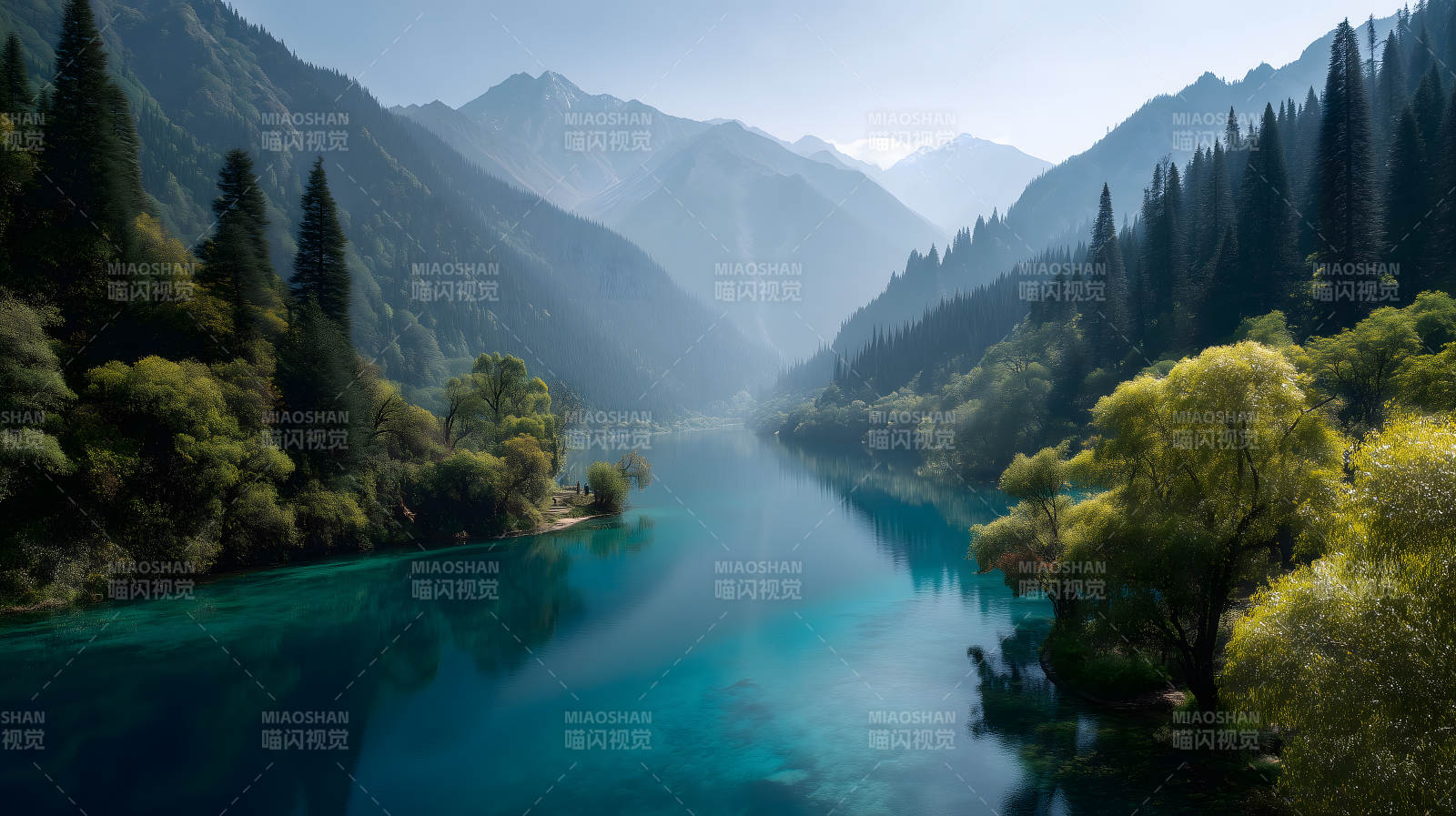 静谧清澈的高山湖泊图片