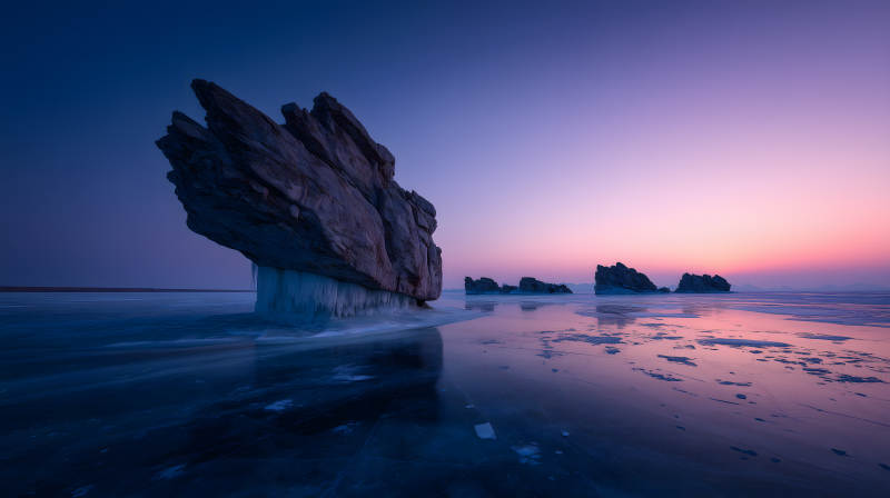 冰封湖面上的岩石奇观图片