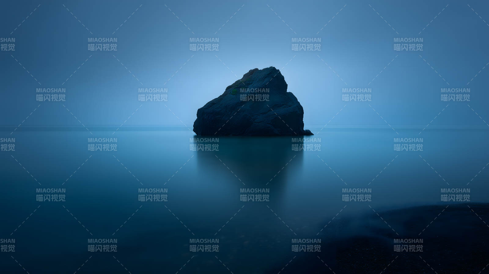 平静海面上的孤石图片