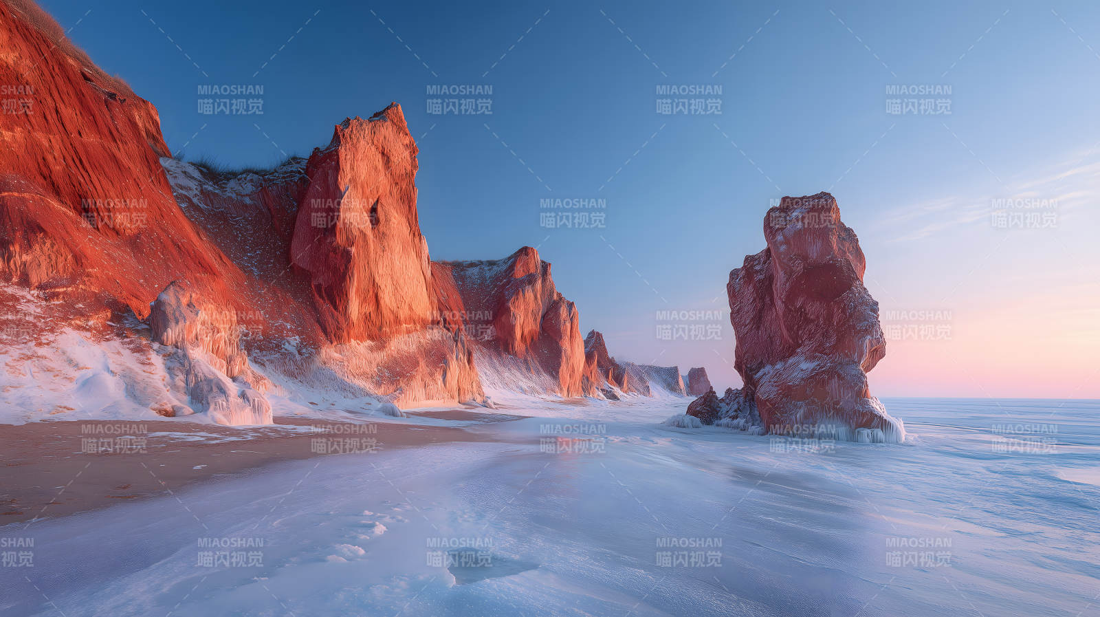 冰雪奇缘下的红岩海岸图片