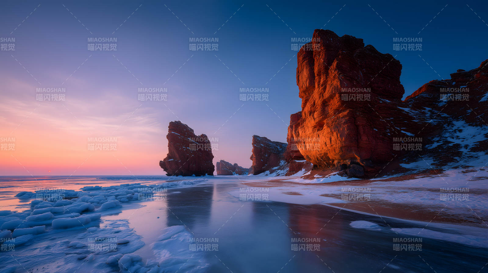 冬日日出下的红岩峭壁图片