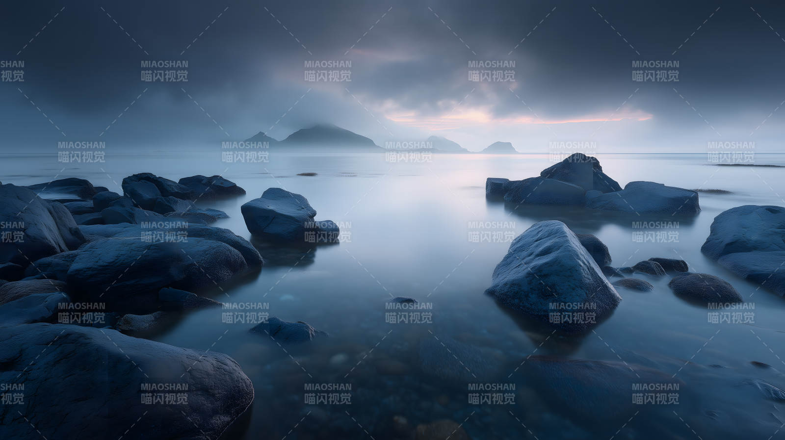 宁静海边礁石与远山图片