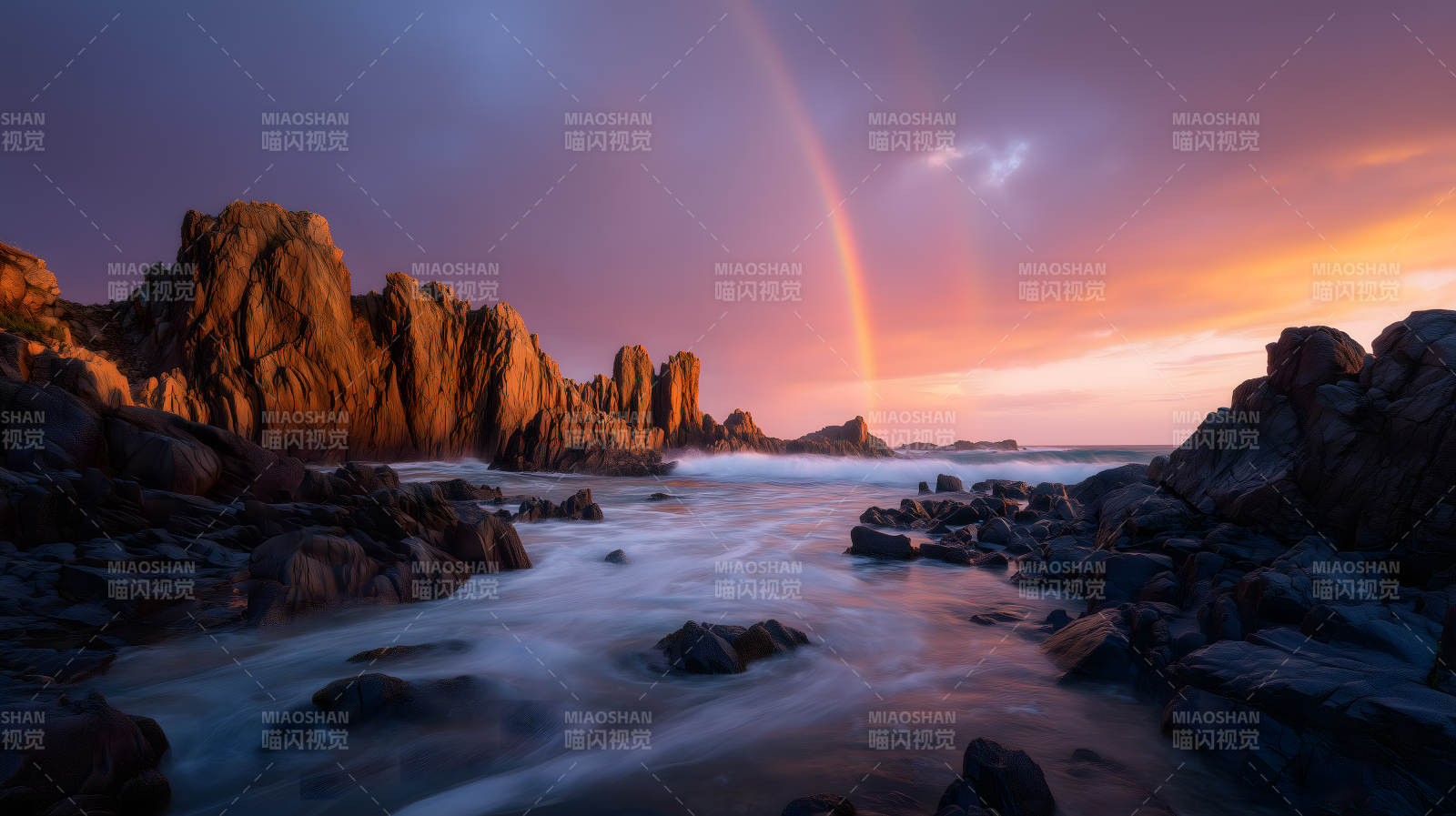 彩虹落日下的礁石海岸图片