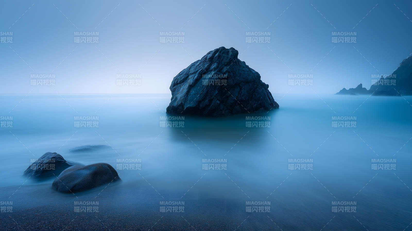 宁静的海边礁石图片