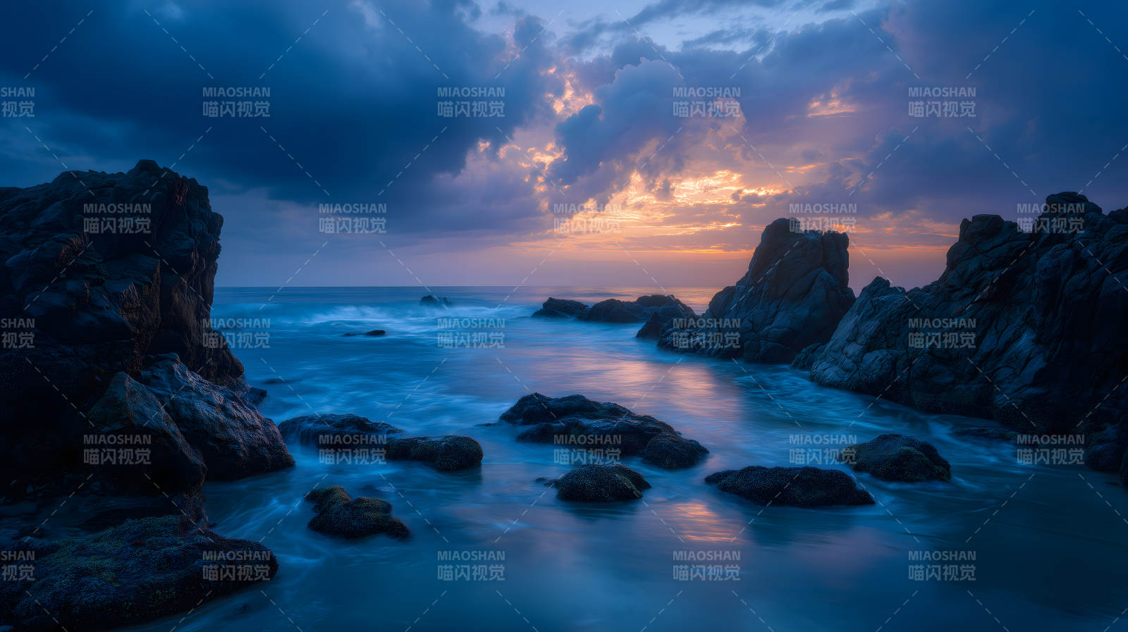 日落时分的岩石海岸图片