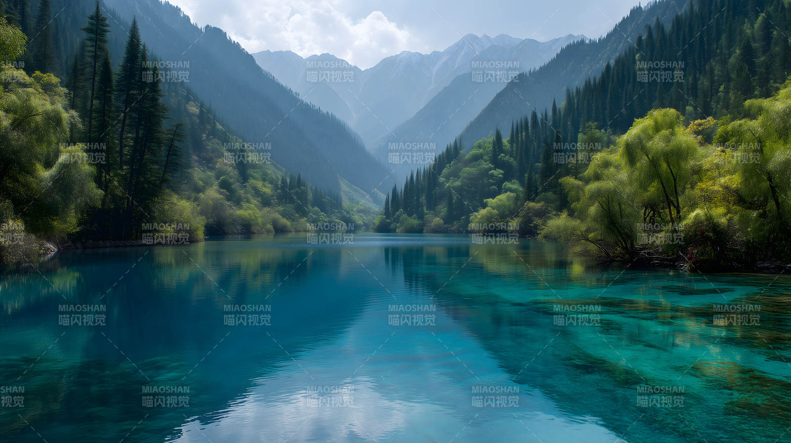 宁静清澈的碧绿山谷湖泊图片