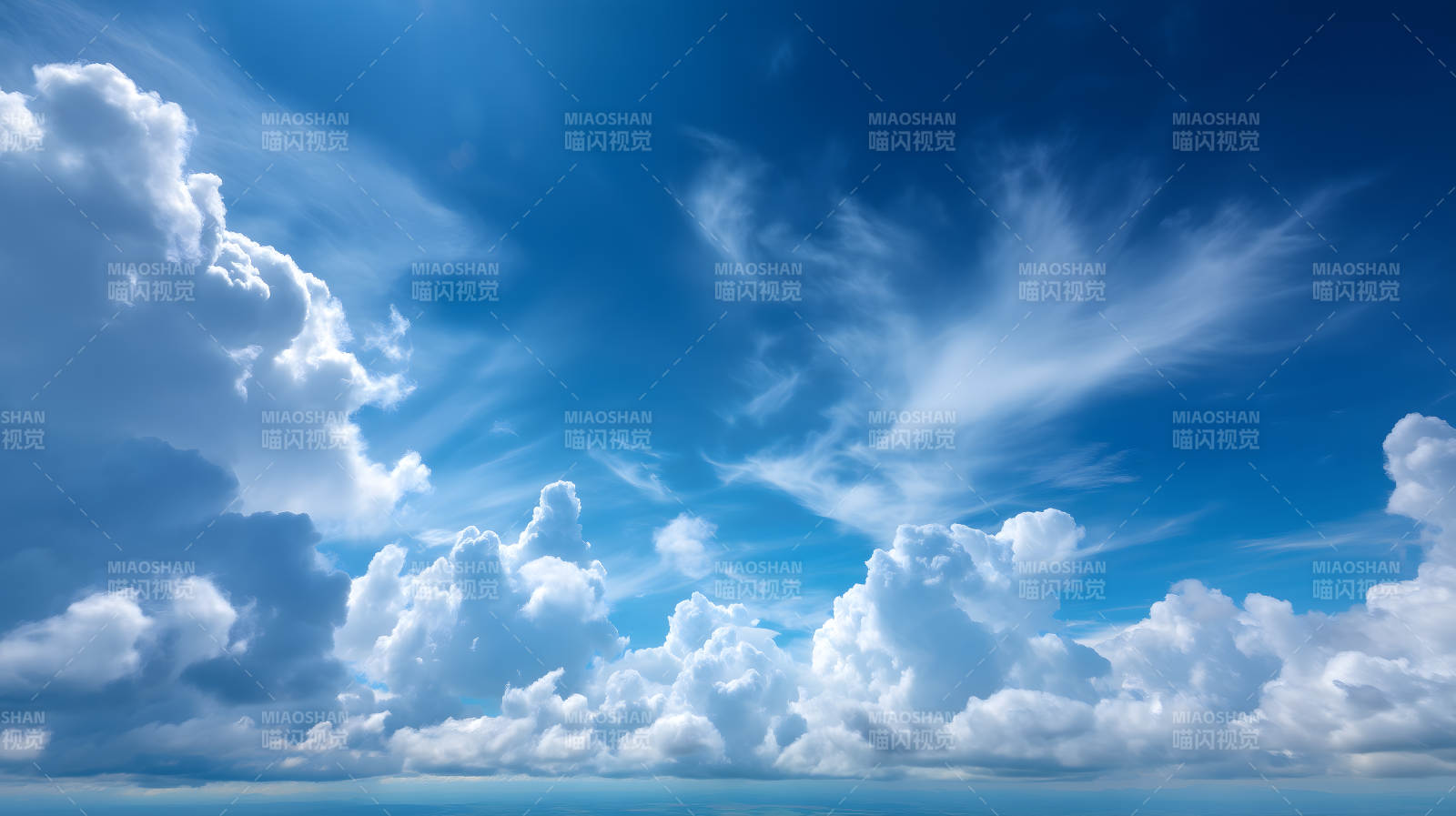 蔚蓝天空下的蓬松云朵图片