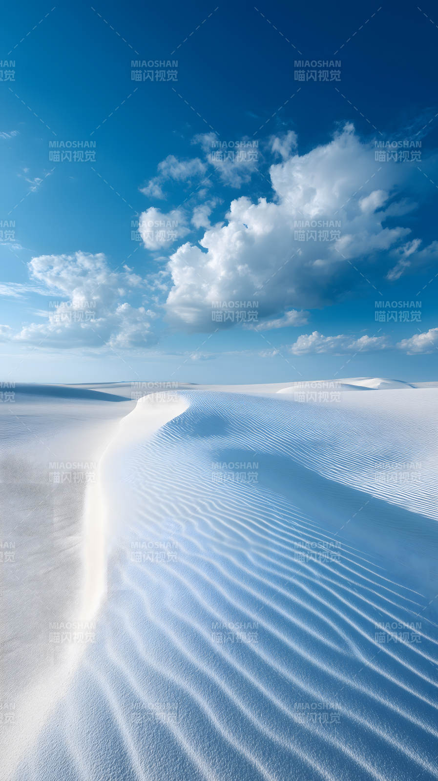 洁白沙丘与湛蓝天空图片