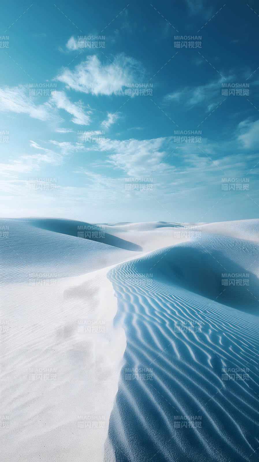 宁静的白色沙丘与蓝天图片