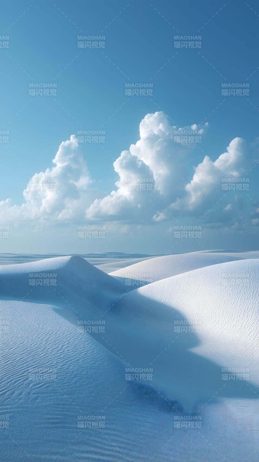 白沙丘下的湛蓝天空图片