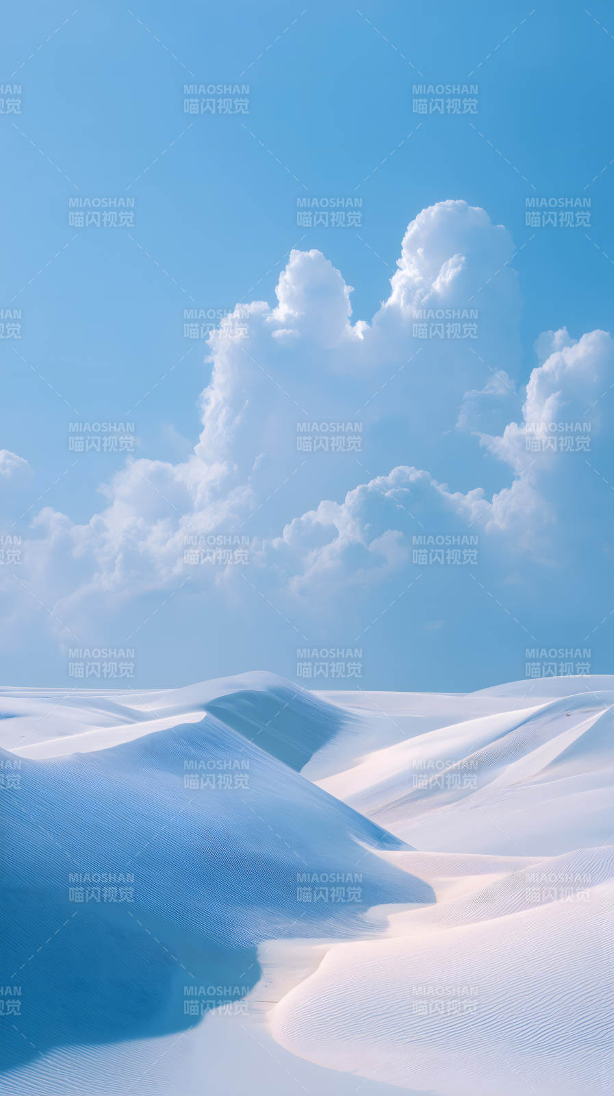 梦幻般蔚蓝沙漠与云朵图片