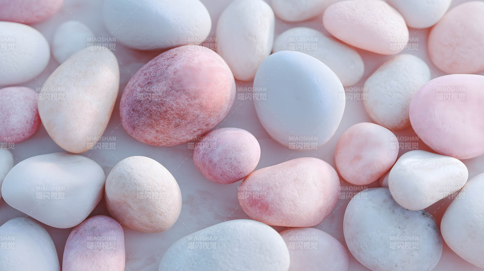 柔和色调的鹅卵石堆图片