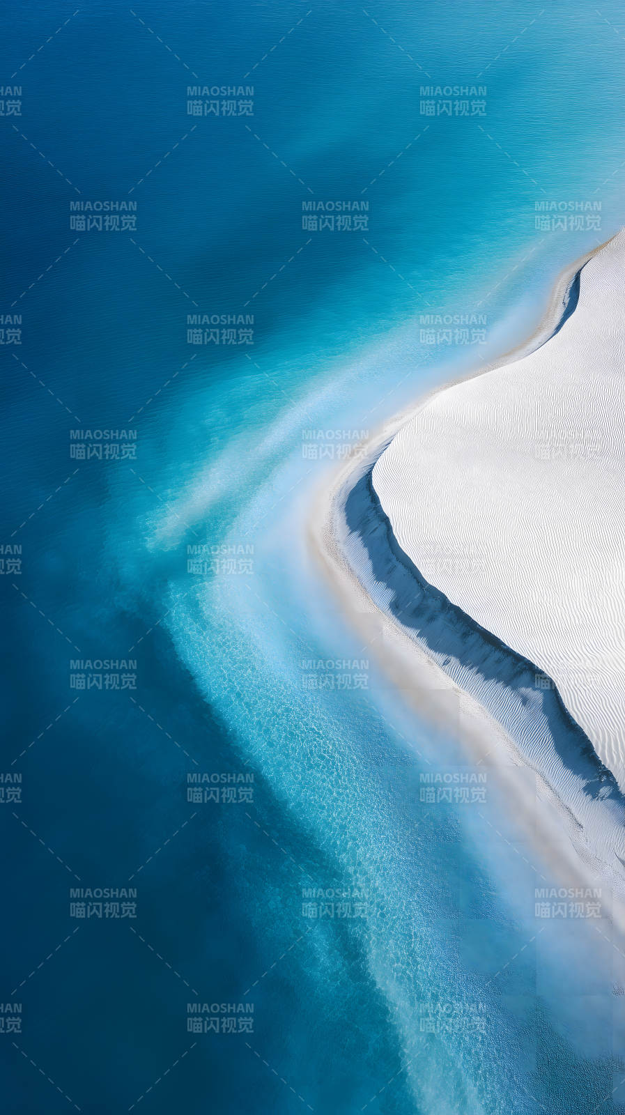 洁白沙滩与湛蓝海水图片