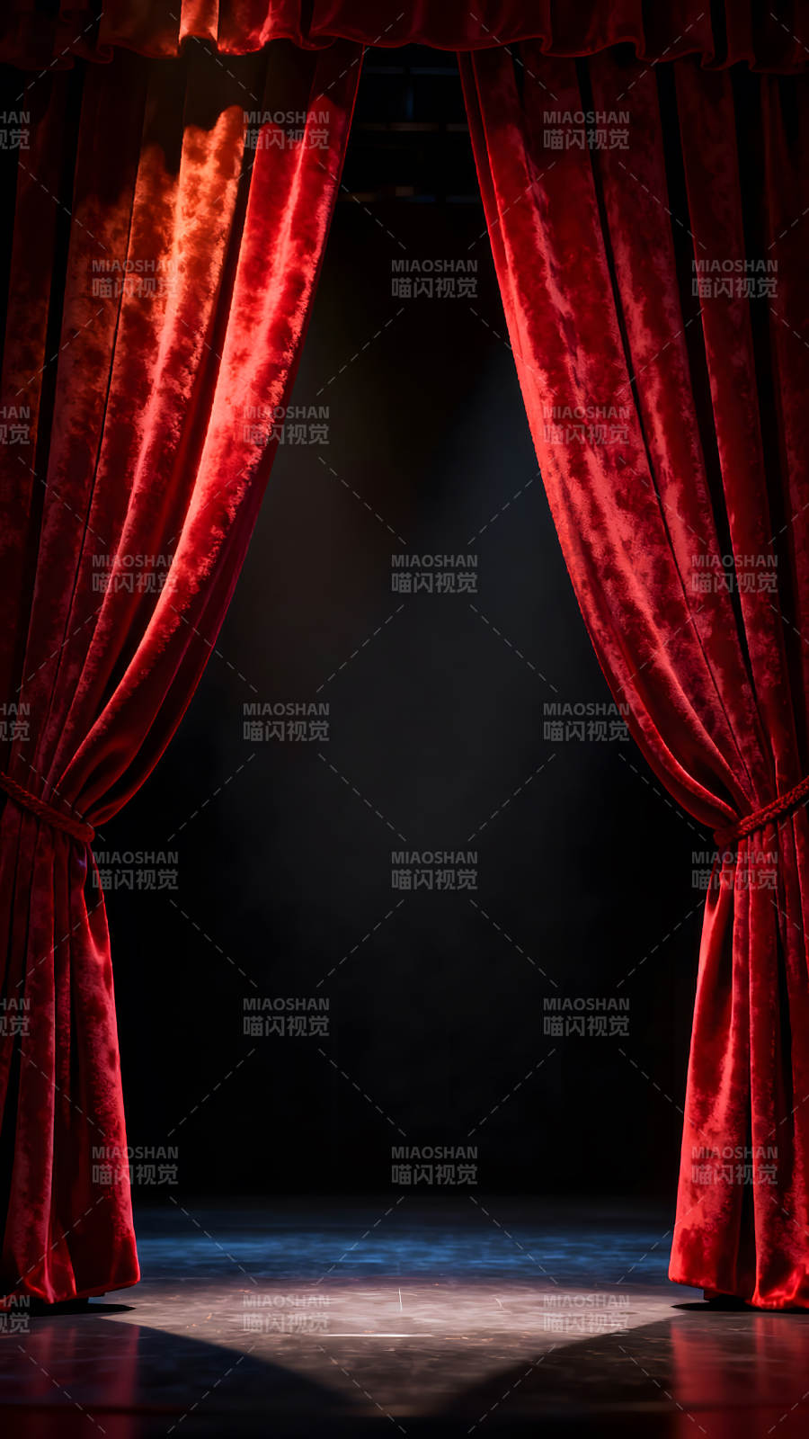 舞台幕布拉开灯光照亮舞台图片